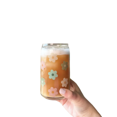 Multicolored flowers printed on glass cup. This 16 oz can glass cup is a great choice for hot and cold beverages. Its Daisy design is printed seamlessly around the glass with high-quality, durable ink for long-lasting durability. Plus, it is dishwasher safe and can last through more than 300 dishwasher cycles on the top rack.